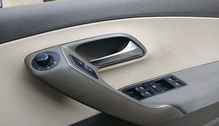 2011 Volkswagen Vento HIGHLINE 1.6 MPI, Petrol, Manual, 63,879 km, interior