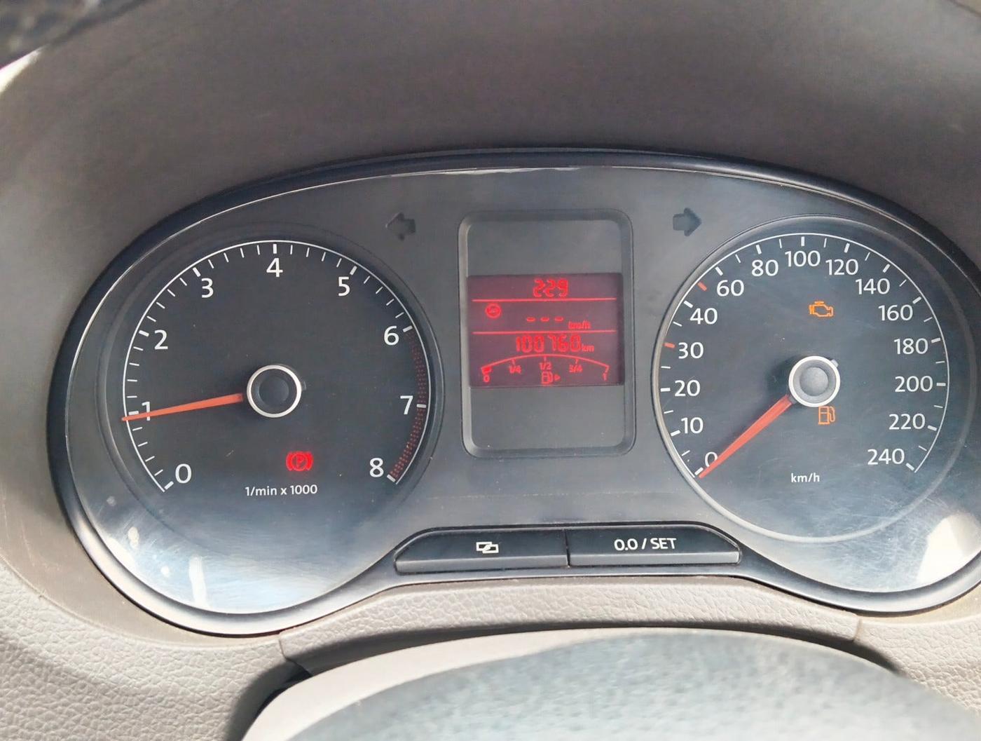 2013 Volkswagen Vento HIGHLINE 1.6 MPI, Petrol, Manual, 1,00,760 km, interior