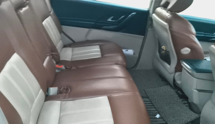 2016 Mahindra XUV500 W6, Diesel, Manual, 1,16,525 km, interior