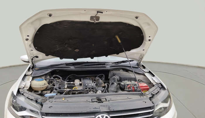 2016 Volkswagen Vento COMFORTLINE 1.2 TSI AT, Petrol, Automatic, 2,01,988 km, exterior