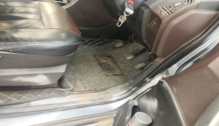 2013 Mahindra XUV500 W4, Diesel, Manual, 1,11,149 km, interior