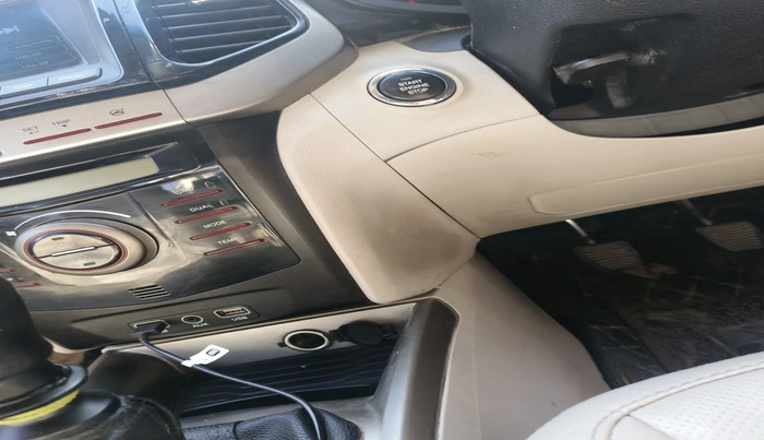 2020 Mahindra XUV300 W8 (O) 1.2 PETROL, Petrol, Manual, 87,599 km, interior