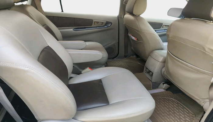 2013 Toyota Innova 2.5 GX 7 STR, Diesel, Manual, 2,19,335 km, interior