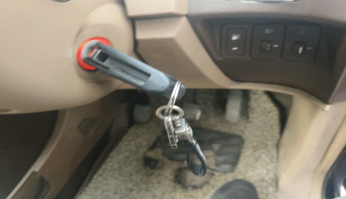 2012 Mahindra XUV500 W8 AWD, Diesel, Manual, 1,27,246 km, interior