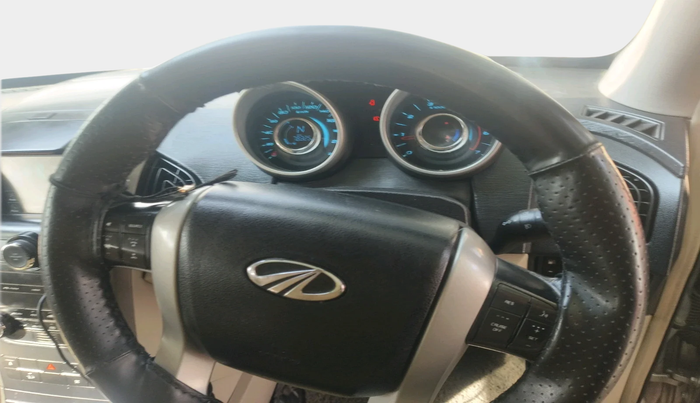 2016 Mahindra XUV500 W10 1.99, Diesel, Manual, 78,325 km, interior