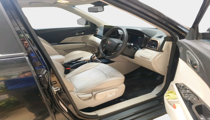 2025 Mahindra XUV400 EL Pro 34.5 KWH, Electric, Automatic, 15,642 km, interior