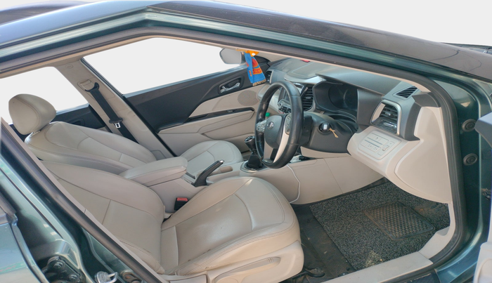 2020 Mahindra XUV300 W8 (O) 1.5 DIESEL, Diesel, Manual, 1,57,158 km, interior