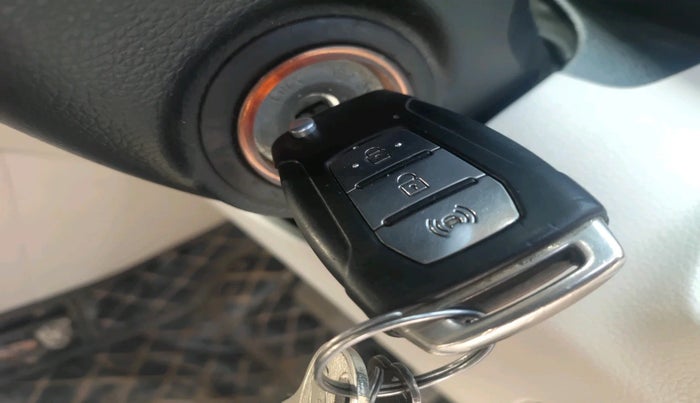 2020 Mahindra XUV300 W6 1.5 DIESEL AMT, Diesel, Automatic, 1,33,003 km, interior