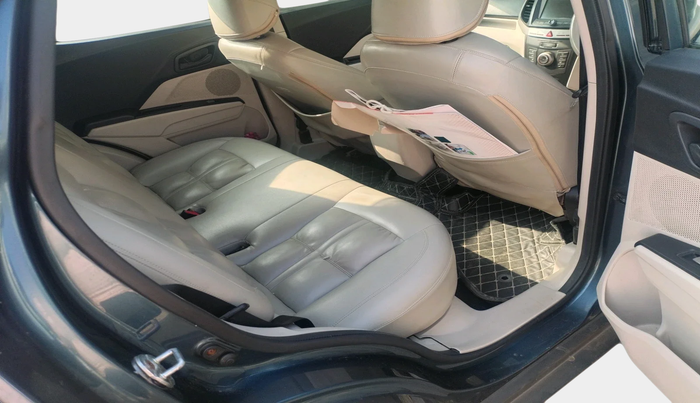 2020 Mahindra XUV300 W6 1.5 DIESEL AMT, Diesel, Automatic, 1,33,003 km, interior