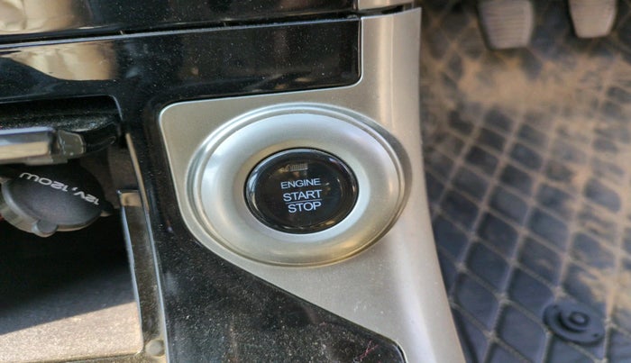 2019 Mahindra XUV500 W7, Diesel, Manual, 1,08,716 km, interior