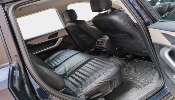 2022 Mahindra XUV700 AX 3 D MT 7 STR, Diesel, Manual, 69,448 km, interior