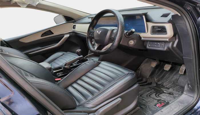 2022 Mahindra XUV700 AX 3 D MT 7 STR, Diesel, Manual, 69,448 km, interior