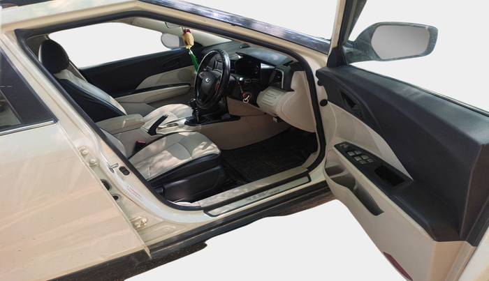 2020 Mahindra XUV300 W6 1.2 PETROL, Petrol, Manual, 89,670 km, interior