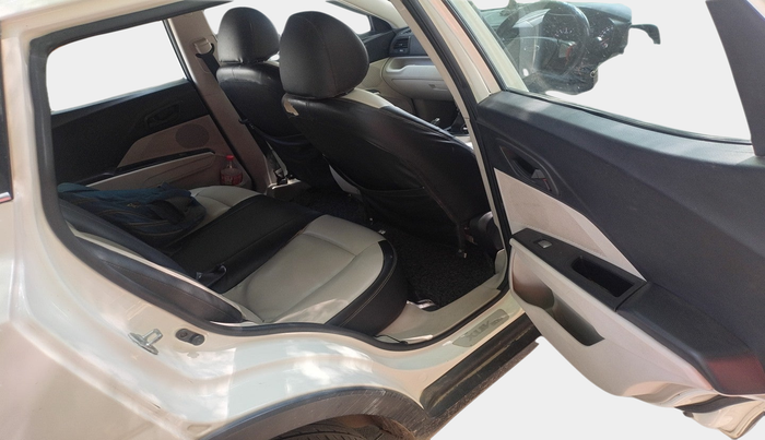 2020 Mahindra XUV300 W6 1.2 PETROL, Petrol, Manual, 89,670 km, interior