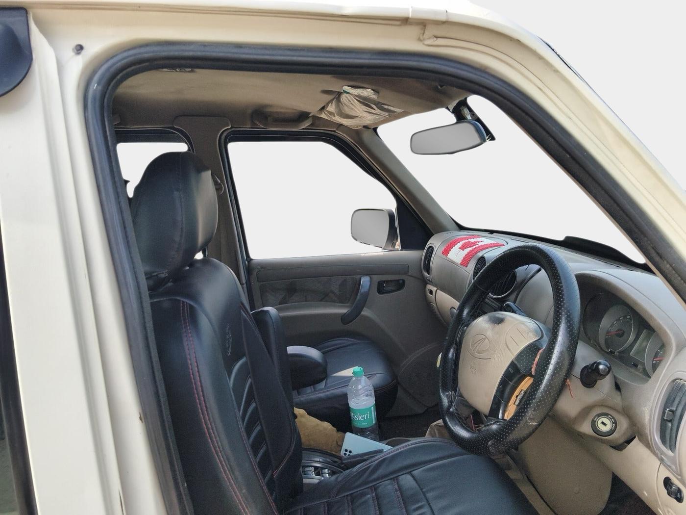 2013 Mahindra Scorpio VLX 2WD AIRBAG, Diesel, Manual, 1,60,770 km, interior