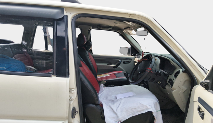 2016 Mahindra Scorpio S4 PLUS, Diesel, Manual, 90,990 km, interior