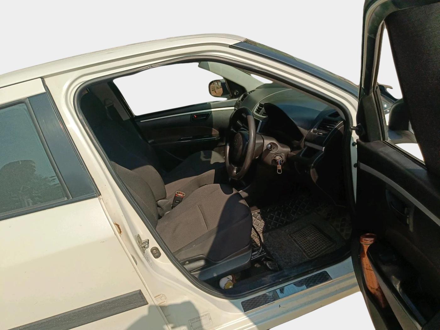2017 Maruti Swift LXI (O), CNG, Manual, 1,32,659 km, interior