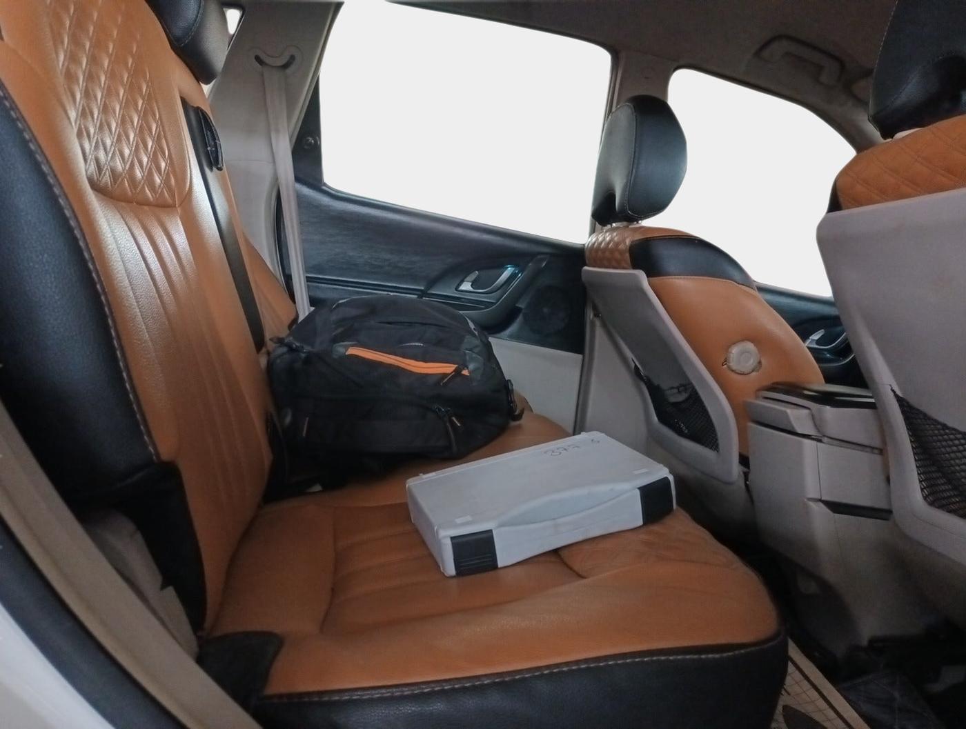 2017 Mahindra XUV500 W6, Diesel, Manual, 1,36,500 km, interior
