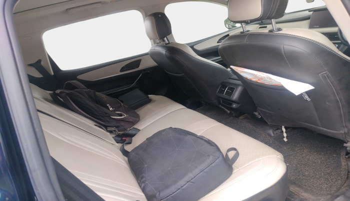 2022 Mahindra XUV700 AX 5 D MT 7 STR, Diesel, Manual, 59,739 km, interior