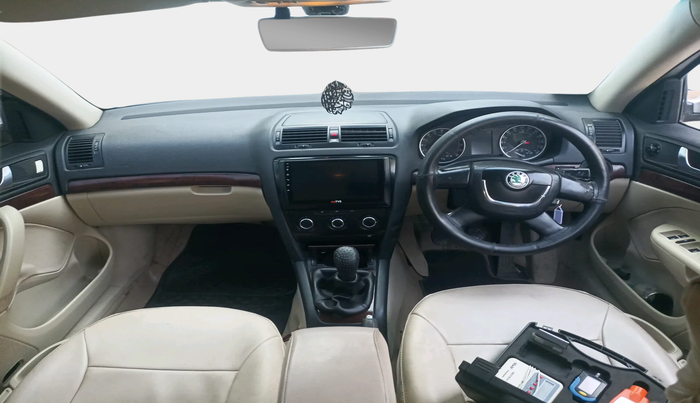 2012 Skoda Laura AMBITION 2.0 TDI CR MT, Diesel, Manual, 1,17,004 km, interior