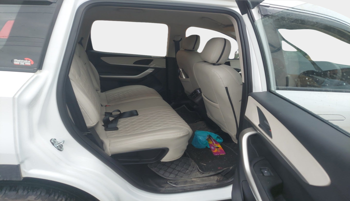 2024 Mahindra XUV700 MX Petrol MT 7 STR, Petrol, Manual, 7,232 km, interior
