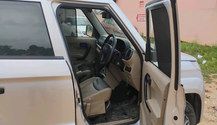 2017 Mahindra TUV300 T4 PLUS, Diesel, Manual, 65,567 km, interior