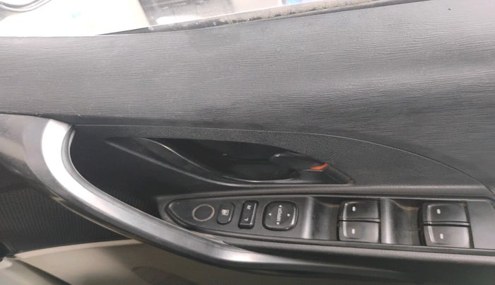 2016 Mahindra XUV500 W4, Diesel, Manual, 1,02,198 km, interior