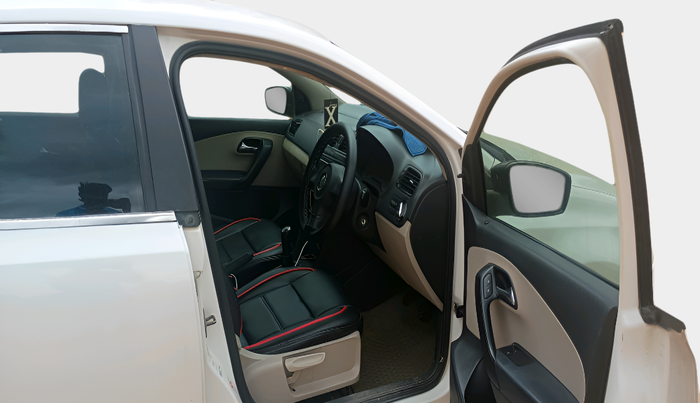 2013 Volkswagen Polo TRENDLINE 1.2L DIESEL, Diesel, Manual, 1,10,942 km, interior