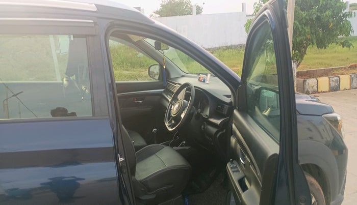 2022 Maruti XL6 ALPHA MT, Petrol, Manual, 25,352 km, interior