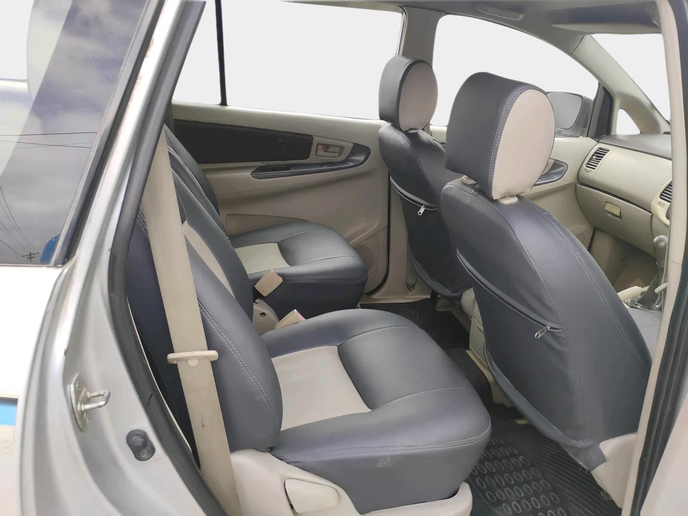 2011 Toyota Innova 2.5 G4 7 STR, Diesel, Manual, 2,37,869 km, interior