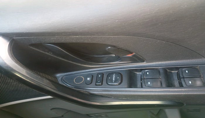 2017 Mahindra XUV500 W4, Diesel, Manual, 1,83,598 km, interior