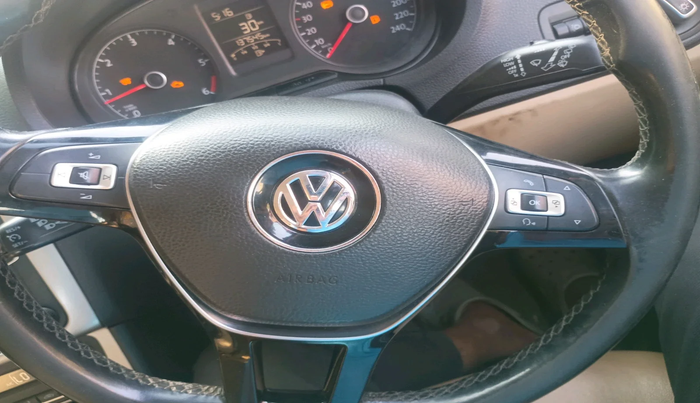2016 Volkswagen Polo HIGHLINE1.5L, Diesel, Manual, 1,37,545 km, interior