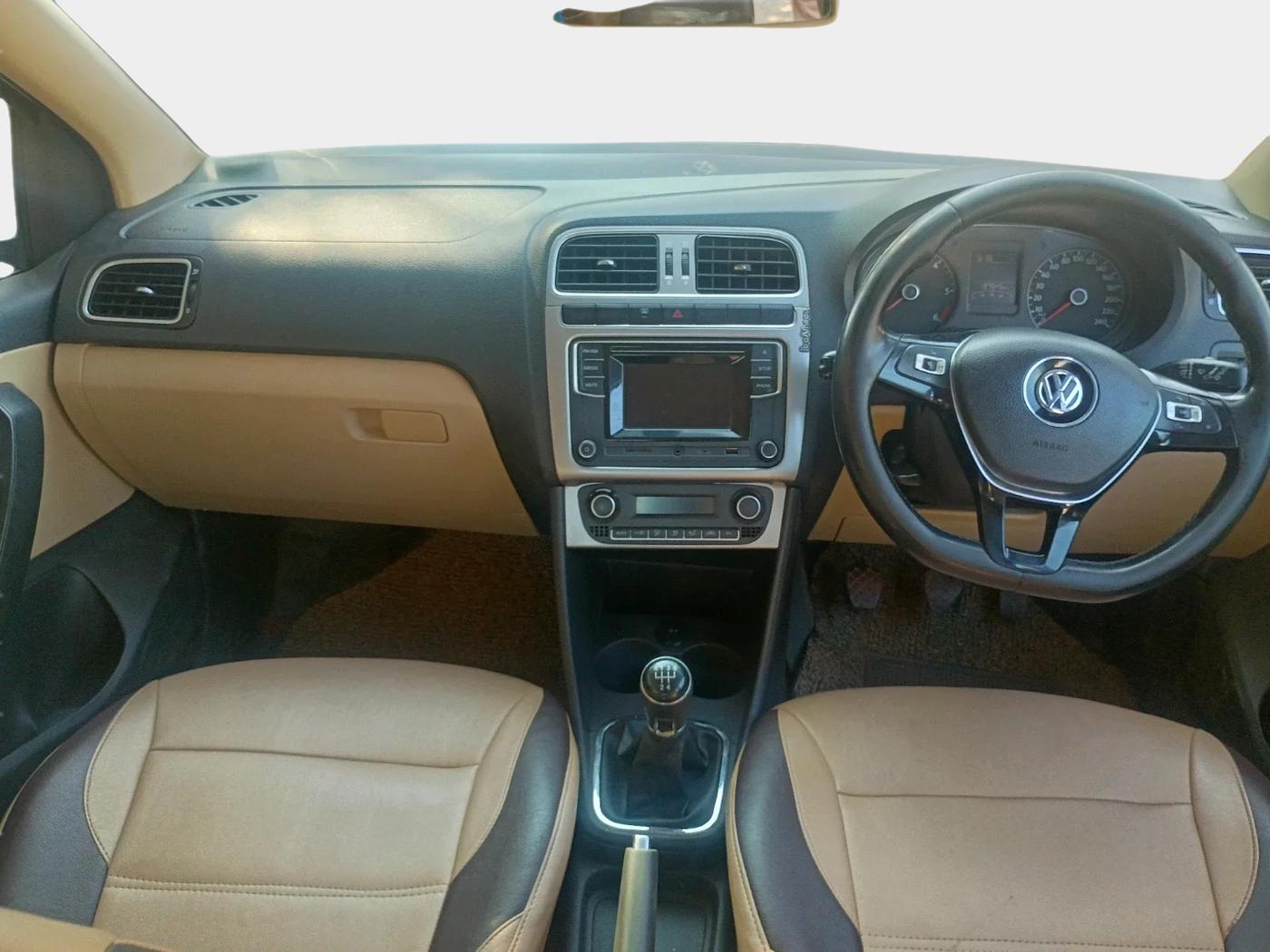 2016 Volkswagen Polo HIGHLINE1.5L, Diesel, Manual, 1,37,545 km, interior