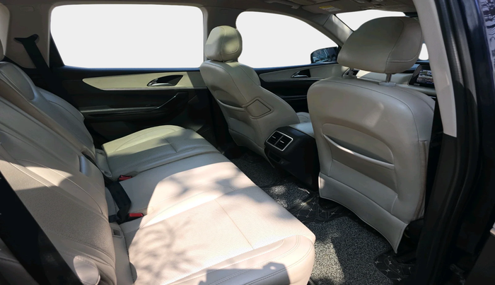 2022 Mahindra XUV700 AX 7 LUXURY D MT 7 STR, Diesel, Manual, 1,03,029 km, interior