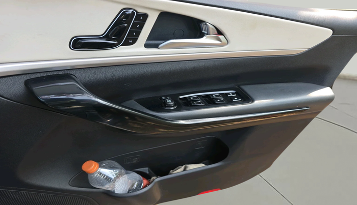 2022 Mahindra XUV700 AX 7 LUXURY D MT 7 STR, Diesel, Manual, 1,03,029 km, interior