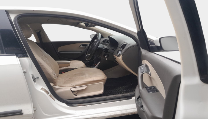 2013 Volkswagen Vento HIGHLINE 1.6 MPI, Petrol, Manual, 1,21,415 km, interior