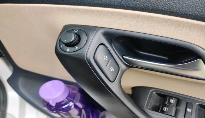 2018 Volkswagen Ameo HIGHLINE PLUS 1.5L AT 16 ALLOY, Diesel, Automatic, 1,57,612 km, interior