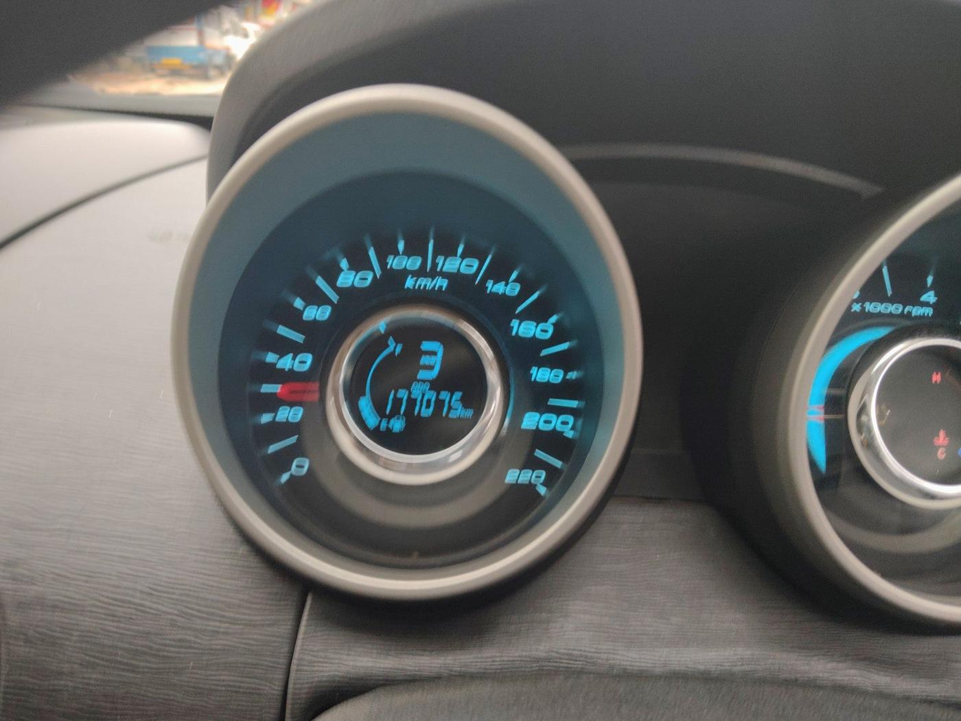 2015 Mahindra XUV500 W10, Diesel, Manual, 1,77,075 km, interior