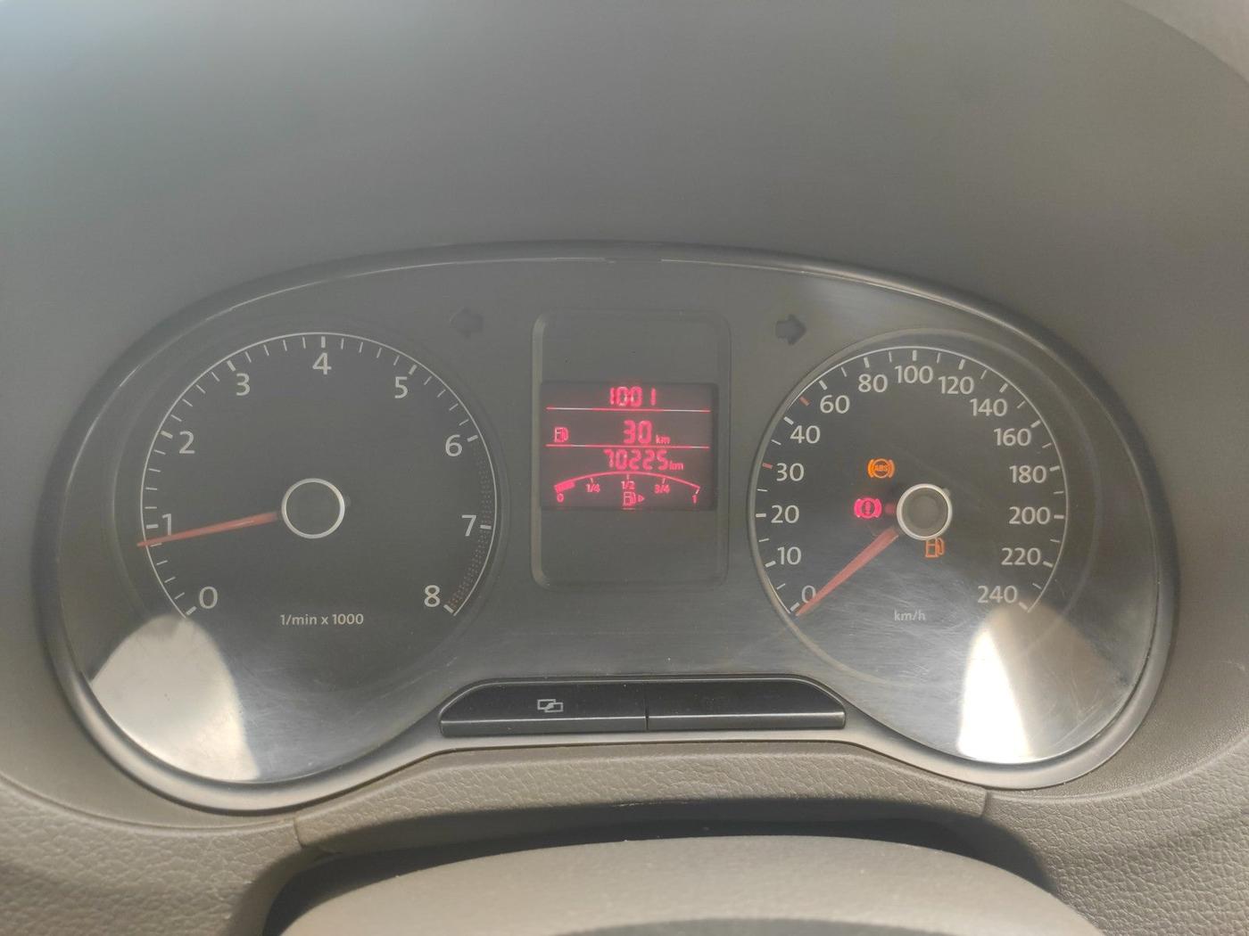 2012 Volkswagen Vento HIGHLINE 1.6 MPI, Petrol, Manual, 70,225 km, interior