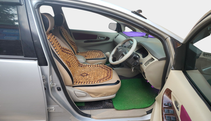 2014 Toyota Innova 2.5 VX 8 STR, Diesel, Manual, 2,77,802 km, interior