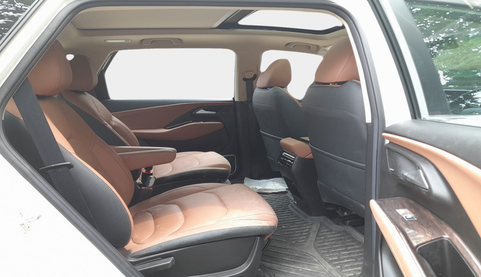 2024 MG HECTOR PLUS SAVVY PRO 1.5 TURBO CVT 6 STR, Petrol, Automatic, 2,812 km, interior