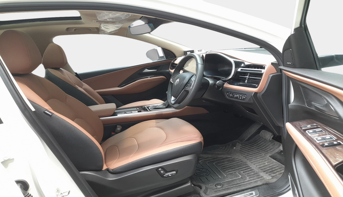2024 MG HECTOR PLUS SAVVY PRO 1.5 TURBO CVT 6 STR, Petrol, Automatic, 2,812 km, interior