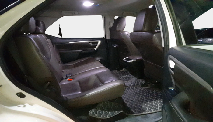 2018 Toyota Fortuner 2.8 4X2 MT, Diesel, Manual, 84,647 km, interior