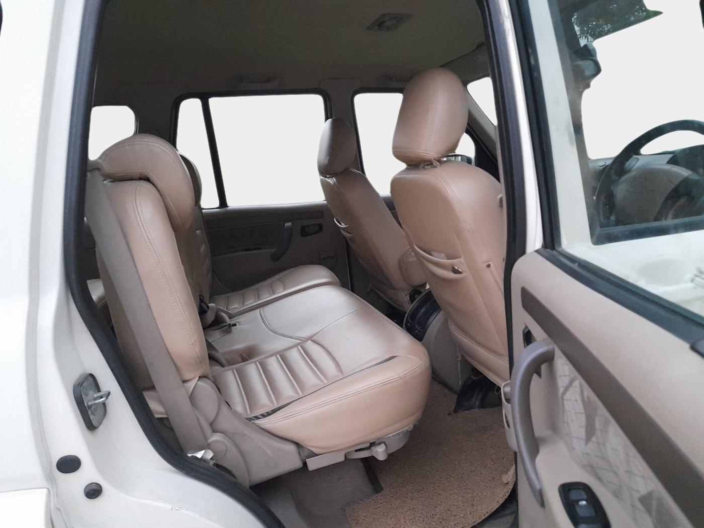 2013 Mahindra Scorpio VLX 2WD AIRBAG BS-III, Diesel, Manual, 52,176 km, interior