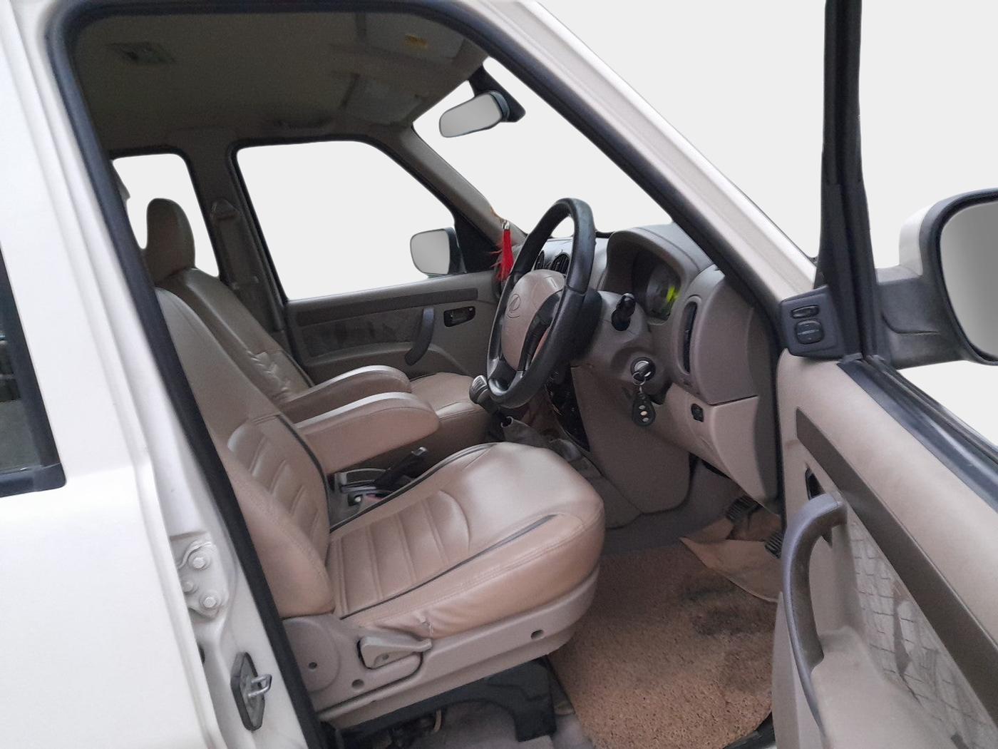 2013 Mahindra Scorpio VLX 2WD AIRBAG BS-III, Diesel, Manual, 52,176 km, interior