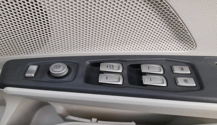 2019 Mahindra XUV300 W6 1.2 PETROL, Petrol, Manual, 55,310 km, interior