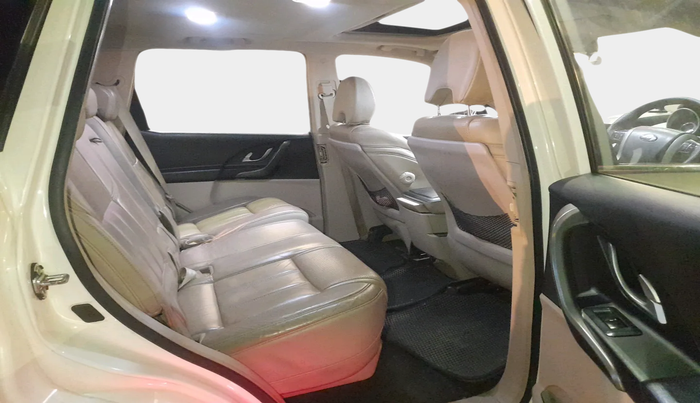 2015 Mahindra XUV500 W10, Diesel, Manual, 1,37,017 km, interior
