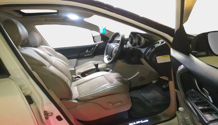 2015 Mahindra XUV500 W10, Diesel, Manual, 1,37,017 km, interior