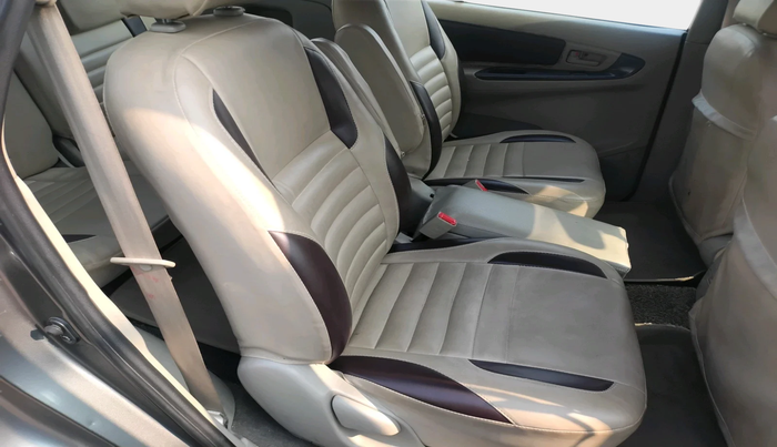 2014 Toyota Innova 2.5 GX 7 STR, Diesel, Manual, 1,98,869 km, interior