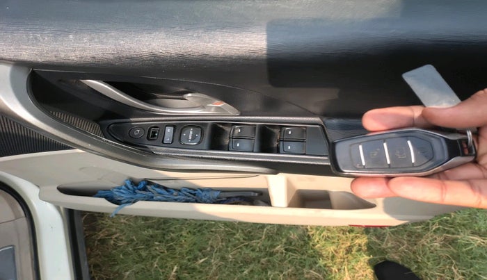 2016 Mahindra XUV500 W10, Diesel, Manual, 1,33,078 km, interior